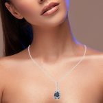 Сребърно колие със синьо-зелен шпинел | Clara Bijoux Жена със сребърно колие с капковиден синьо-зелен шпинел и фини циркони – елегантно и луксозно бижу от Clara Bijoux, с изискан дизайн и отлично качество