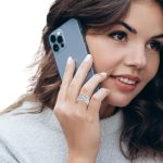 💎 Елегантен сребърен пръстен с бял циркон – Clara Bijoux Жена със сребърен пръстен с вълнообразен дизайн, инкрустиран с бели циркони – елегантно и изискано бижу от Clara Bijoux, подходящо за делови стил и специални поводи