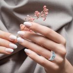 Жена със сребърен пръстен с артистичен дизайн, инкрустиран с блестящ син кристал, син шпинел и фини циркони – изключително елегантно бижу от Clara Bijoux, подчертаващо нежност и стил