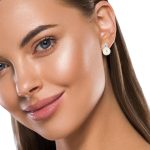 Сребърни обеци с перли и мойсанити Clara Bijoux 0.6ct Сребърни обеци от Clara Bijoux с естествени перли и искрящи мойсанити 0.6ct, носени от модел – стилна и изискана комбинация за елегантна визия.
