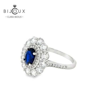 Елегантен сребърен пръстен с тъмносин камък и бели CZ Clara Bijoux – страничен изглед