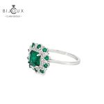 Бутиков сребърен пръстен с тъмнозелен централен камък и бели CZ Clara Bijoux – страничен изглед