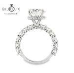 детайлен изглед на халка с паве инкрустация и централен мойсанит