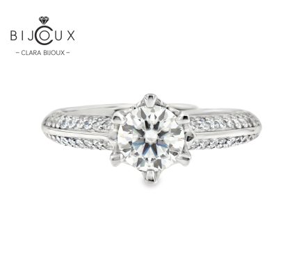 бутиков сребърен пръстен с паве инкрустация и централен мойсанит