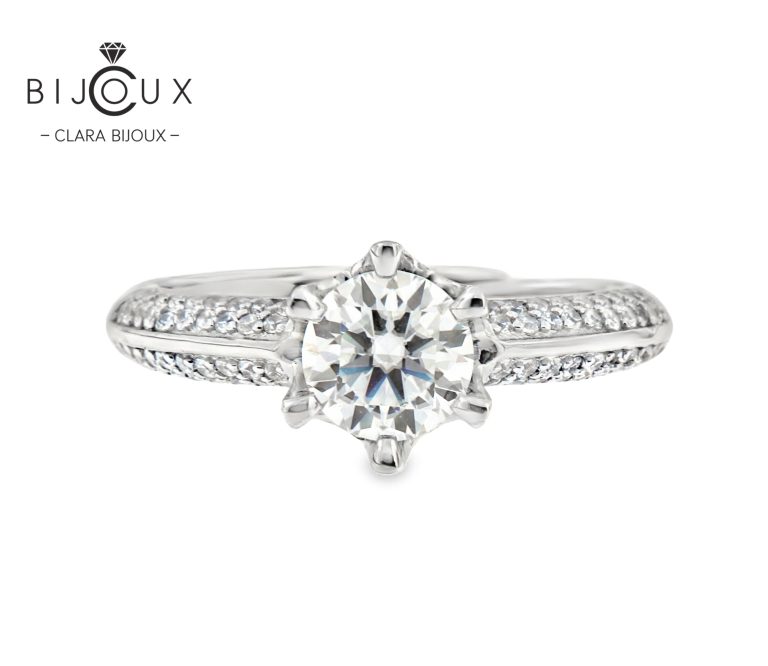 бутиков сребърен пръстен с паве инкрустация и централен мойсанит