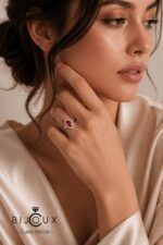 Дама със сребърен пръстен с червен CZ Clara Bijoux