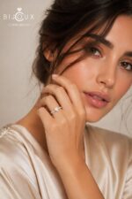 Дама с елегантен сребърен пръстен сърце с бял CZ Clara Bijoux