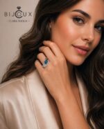 Дама с дизайнерски сребърен пръстен с London Blue Topaz Clara Bijoux