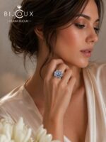Дама с луксозен сребърен пръстен със сапфир Clara Bijoux