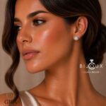 сребърни обеци с мойсанити 2ct Clara Bijoux, представени върху модел
