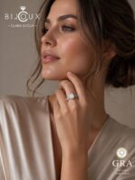 сребърен пръстен с мойсанит 2ct Clara Bijoux, представен върху ръка на модел