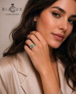 Дама с елегантен сребърен пръстен със смарагд Clara Bijoux