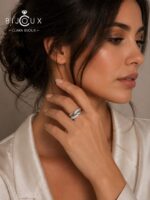 Дама с дизайнерски сребърен пръстен Clara Bijoux
