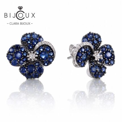 Сребърни обеци Sapphire Clover във формата на четирилистна детелина с лабораторни сапфири и бял цирконий – Clara Bijoux