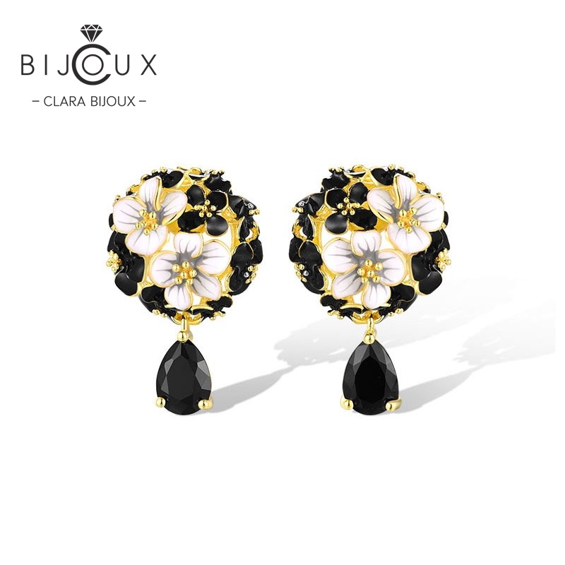 PE502 Бутикови позлатени сребърни обеци Noir Blossom с флорални мотиви и висящ черен шпинел – Clara Bijoux