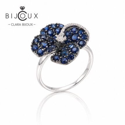 Бутиков сребърен пръстен Sapphire Bloom с лабораторни сини сапфири, флорален дизайн и родиево покритие – Clara Bijoux