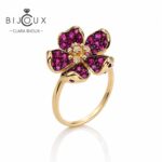 Дизайнерски сребърен пръстен Ruby Blossom с жълта позлата, синтетични рубини и флорален дизайн – Clara Bijoux